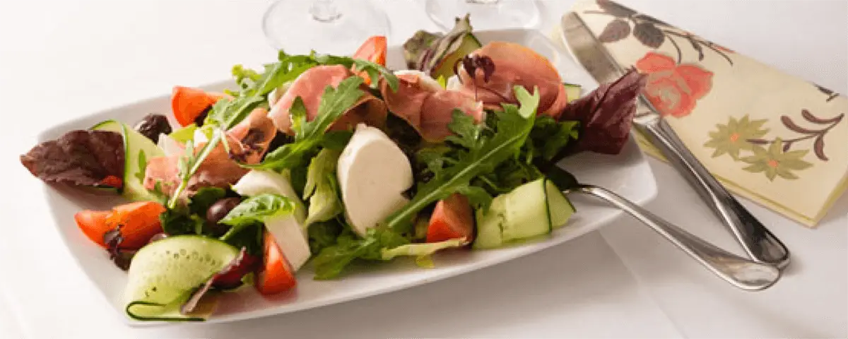 Vorspeise mit Schinken und Käse.