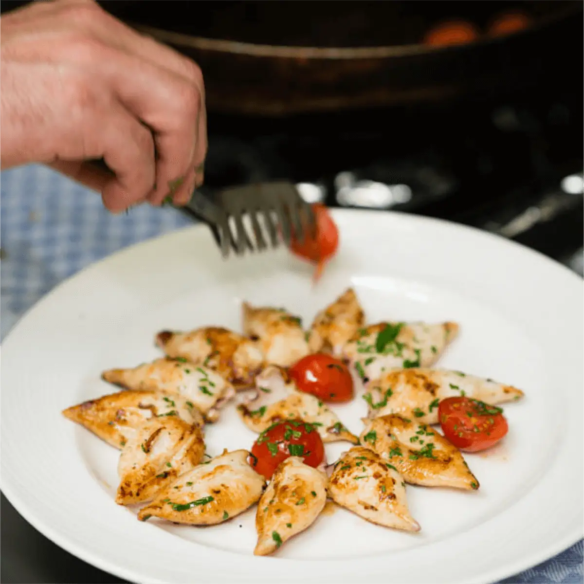 Gericht mit Hühnchen und Tomaten.