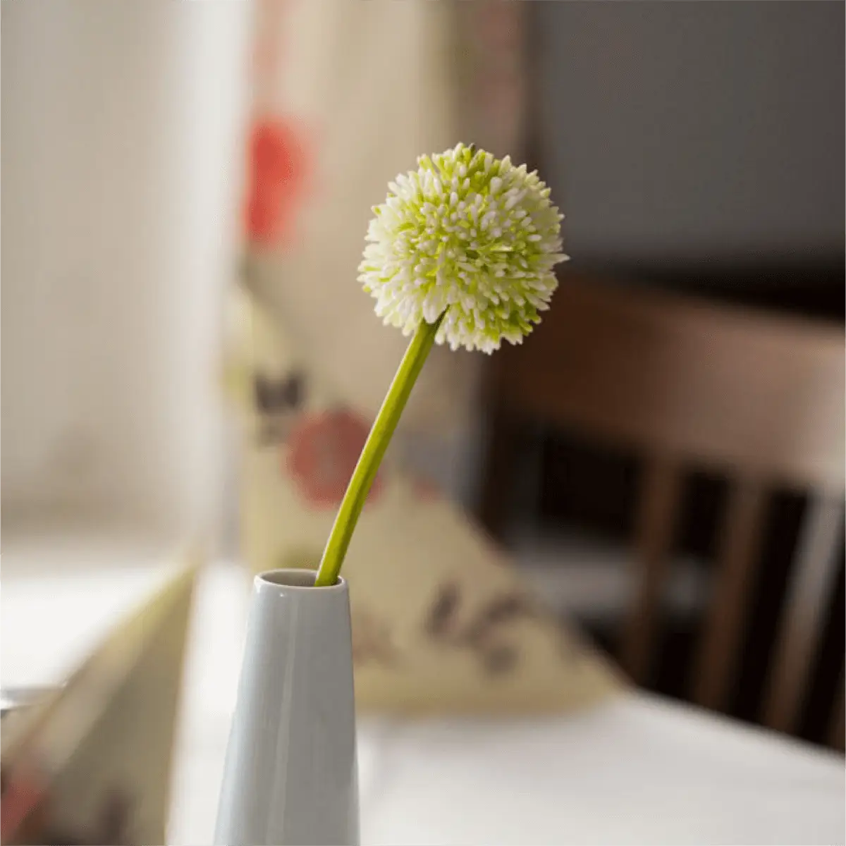 Dekoblume die auf einem Tisch steht.