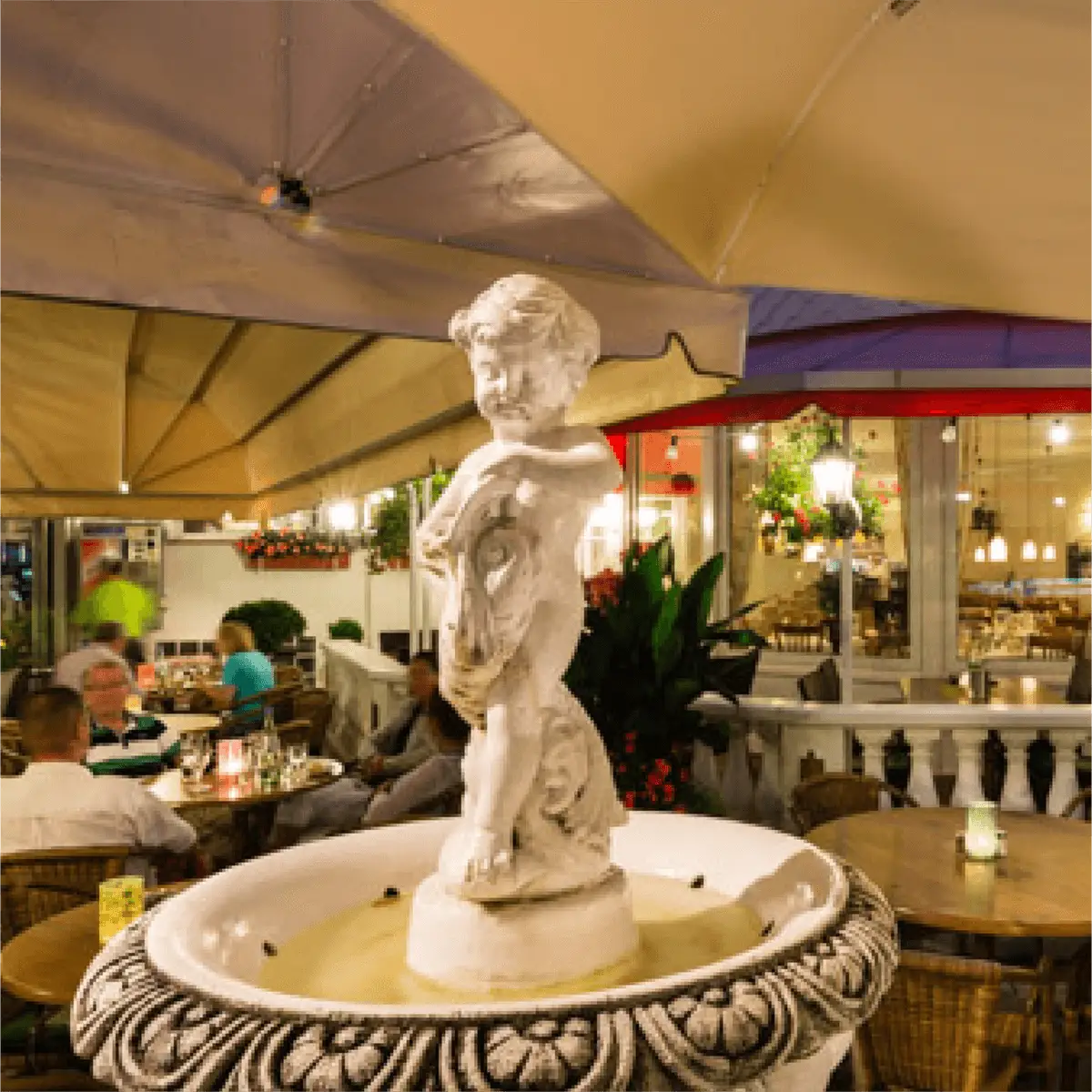 Bild von dem Springbrunnen, welcher im Außenbereich des Restaurants zu finden ist.